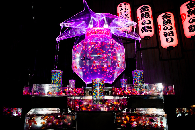 「アートアクアリウム展」東京・大阪・金沢21世紀美術館で開催 - 8,000匹の金魚が舞う水中アート｜写真1