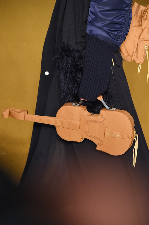 アンダーカバー16年秋冬、バイオリンやハチをモチーフにした新作バッグ｜写真2