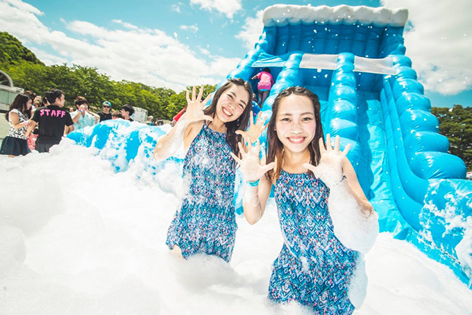 「泡フェスTOKYO2016」新豊洲で開催 - 国内最大の泡キャノン、真っ白に染まる泡スライダー｜写真3