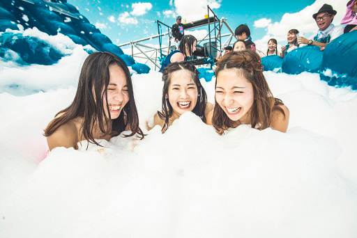 「泡フェスTOKYO2016」新豊洲で開催 - 国内最大の泡キャノン、真っ白に染まる泡スライダー｜写真4