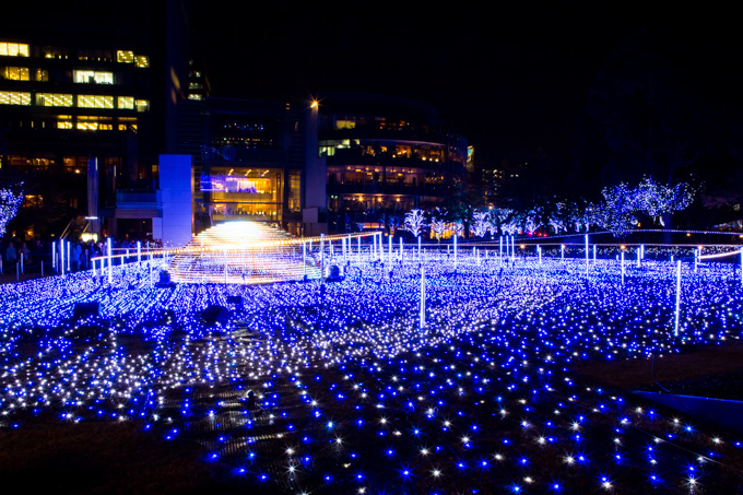「ミッドタウン・クリスマス 2016」東京・六本木で- 幻想的な青いイルミネーションで宇宙空間を再現｜写真4