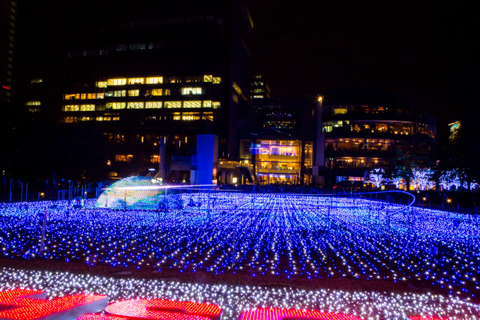 「ミッドタウン・クリスマス 2016」東京・六本木で- 幻想的な青いイルミネーションで宇宙空間を再現｜写真1