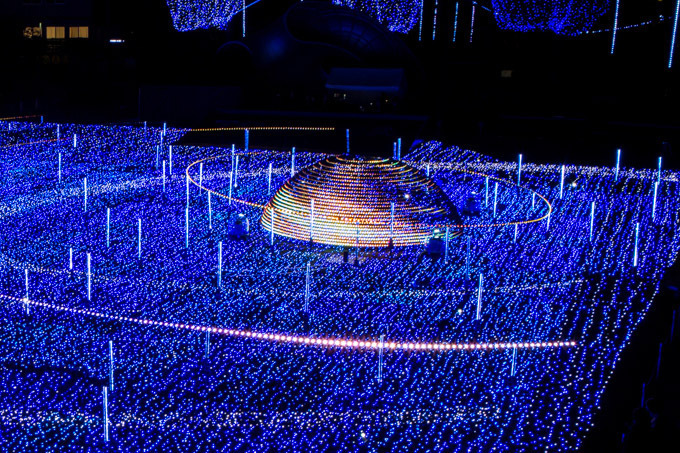 「ミッドタウン・クリスマス 2016」東京・六本木で- 幻想的な青いイルミネーションで宇宙空間を再現｜写真2