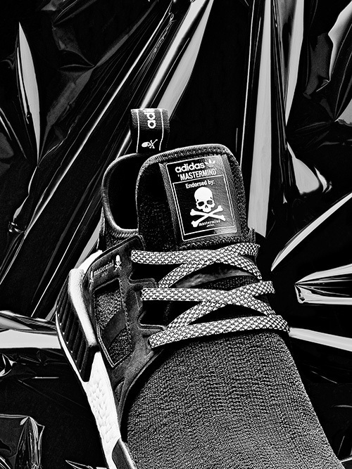 アディダス オリジナルスとマスターマインド ・ジャパンのコラボスニーカー、白黒にスカルモチーフ｜写真3