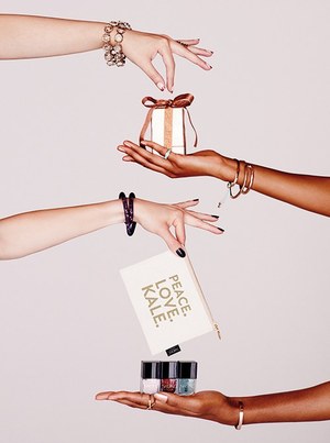 ネイルズ インクのホリデー限定キット、スモーキカラーやレッドグリッターのネイル|写真1