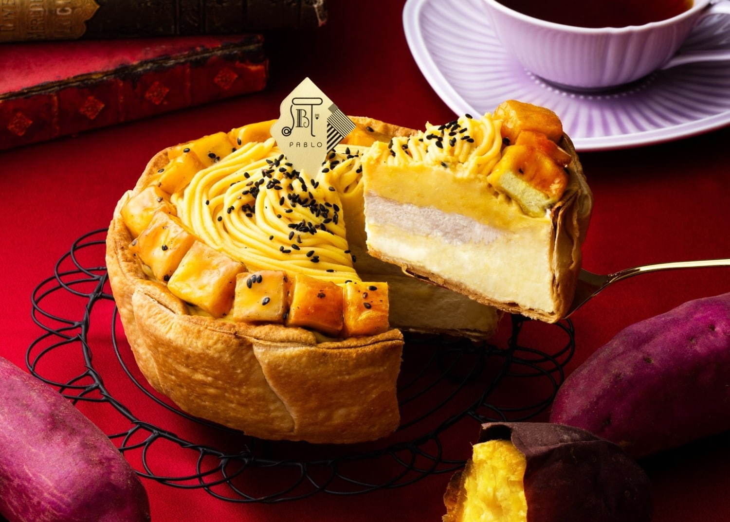 パブロの秋限定「安納芋とアールグレイのチーズタルト」大学芋をたっぷり飾って｜写真1