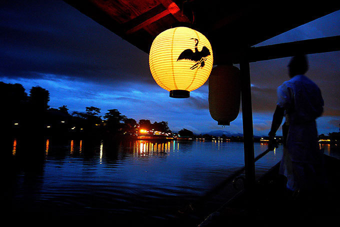 京都嵐山の法輪寺で「宙フェス」屋形船から見上げる渡月橋と月、アートなオブジェと星空のコラボ｜写真18