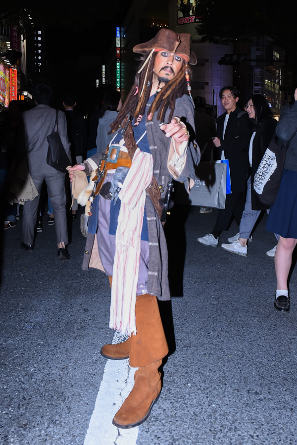 ハロウィン仮装スナップ 2017 - 夜の渋谷を徘徊するスパイダーマンやマリオ、アラレちゃん｜写真45