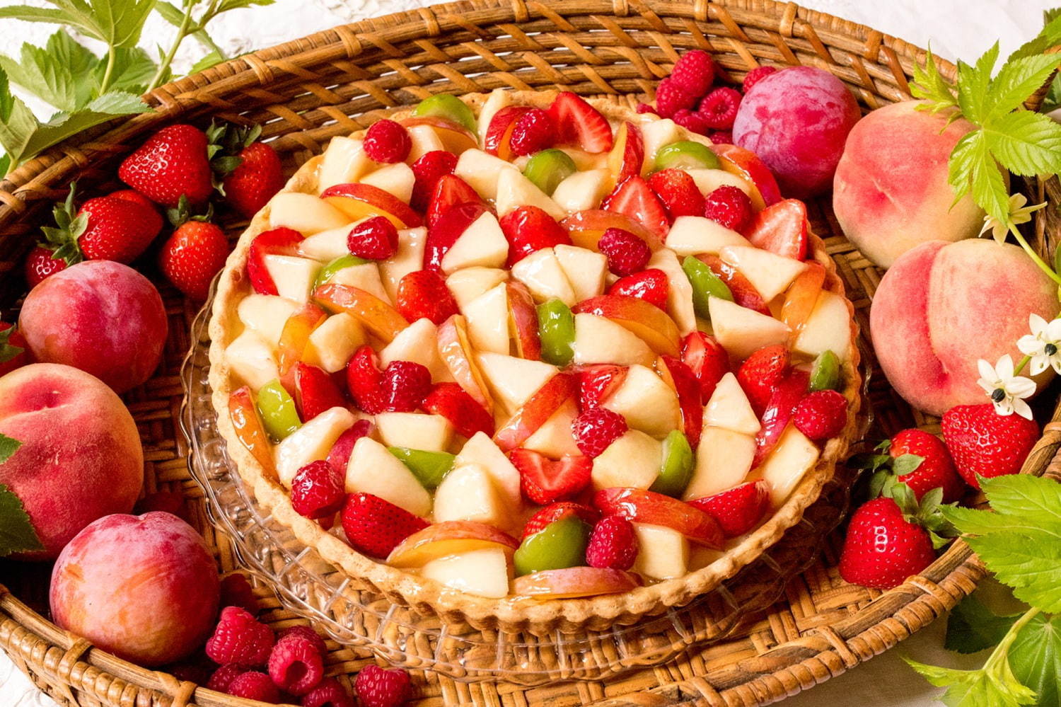 「桃と夏の果実のタルト」