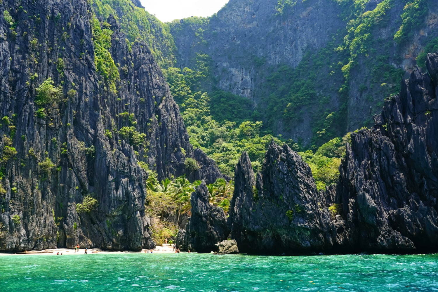 フィリピンの楽園「エルニド」最後の秘境と呼ばれるエメラルドグリーンの海とは？｜写真21