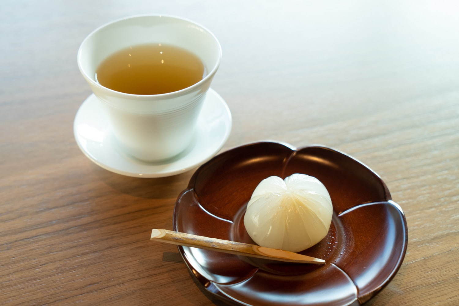 ウエルカムドリンク＆スイーツは、台湾茶とパッションフルーツの水まんじゅう。