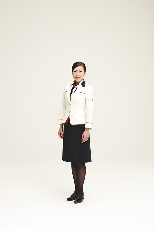 ケイタ マルヤマの丸山敬太が、JAL客室乗務員の新しい制服をデザイン｜写真12