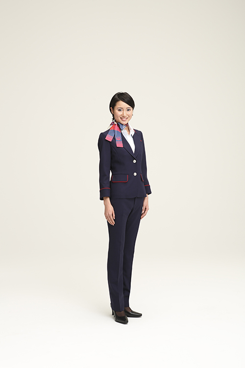 ケイタ マルヤマの丸山敬太が、JAL客室乗務員の新しい制服をデザイン｜写真41