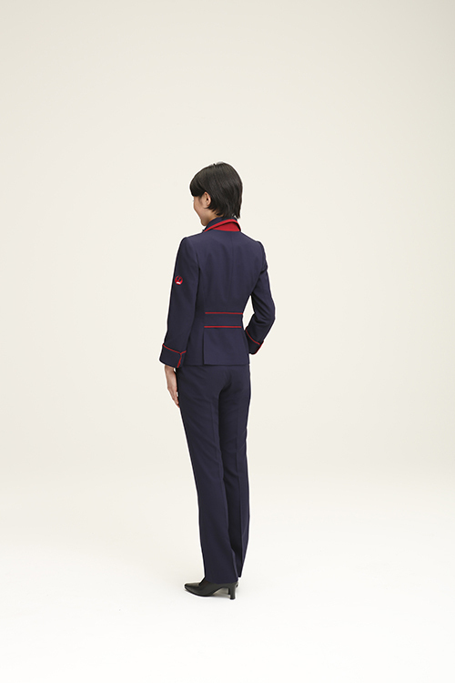 ケイタ マルヤマの丸山敬太が、JAL客室乗務員の新しい制服をデザイン｜写真42
