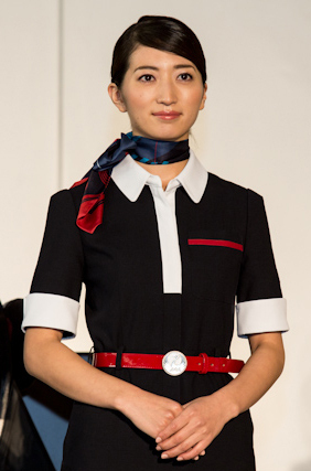 ケイタ マルヤマの丸山敬太が、JAL客室乗務員の新しい制服をデザイン｜写真1