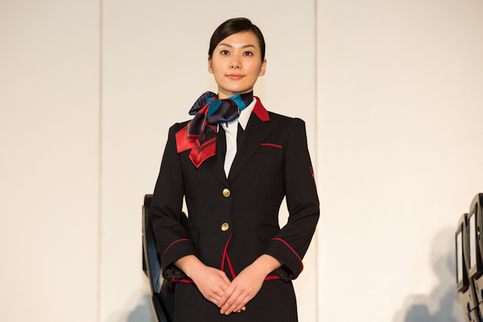 ケイタ マルヤマの丸山敬太が、JAL客室乗務員の新しい制服をデザイン｜写真2
