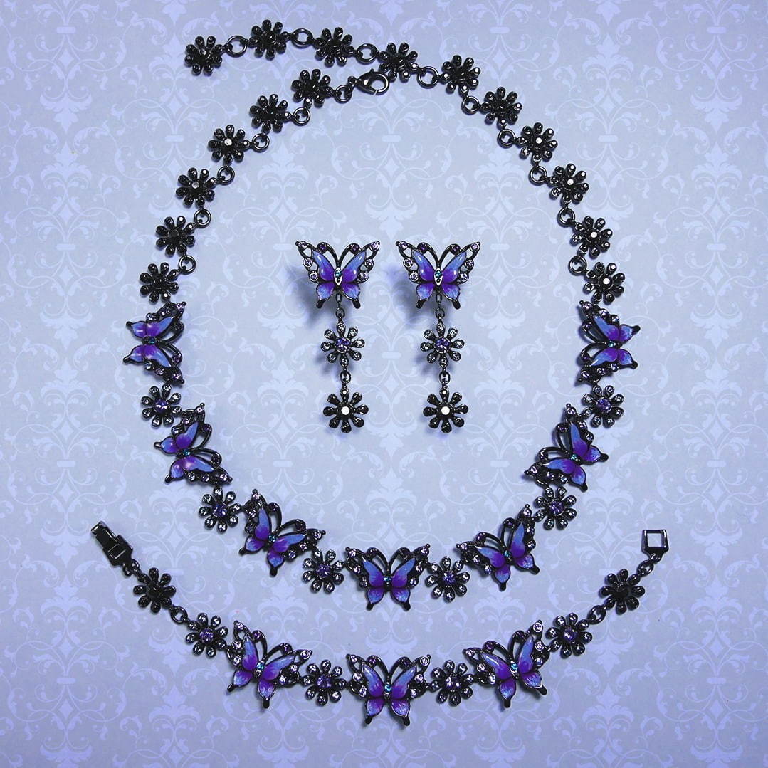 アナ スイから“蝶×花”モチーフの新作アクセサリー、紫のビジュー煌めくピアスやネックレスなど｜写真1