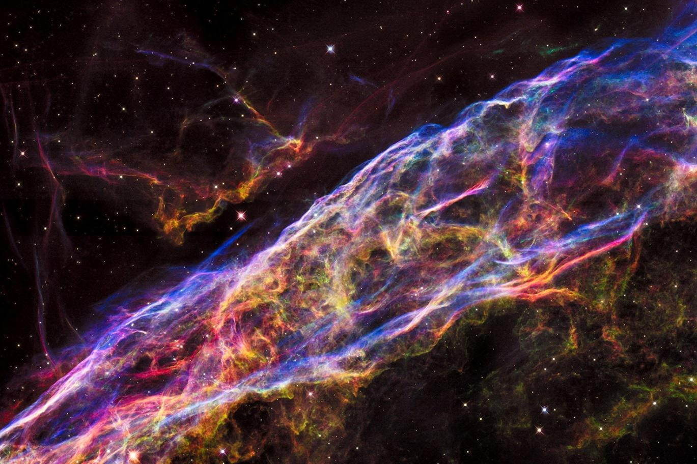 超新星爆発の残骸 網状星雲の一部のクローズアップ
ハッブル宇宙望遠鏡による観測
NASA, ESA, and the Hubble Heritage Team (STScI/AURA)