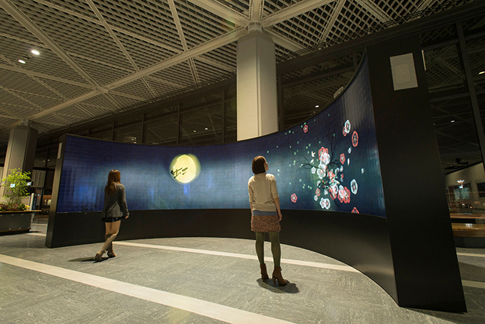 紫舟＋チームラボの作品が成田空港で公開 - 書道と3Dアニメーションがコラボした参加型デジタルアート｜写真1