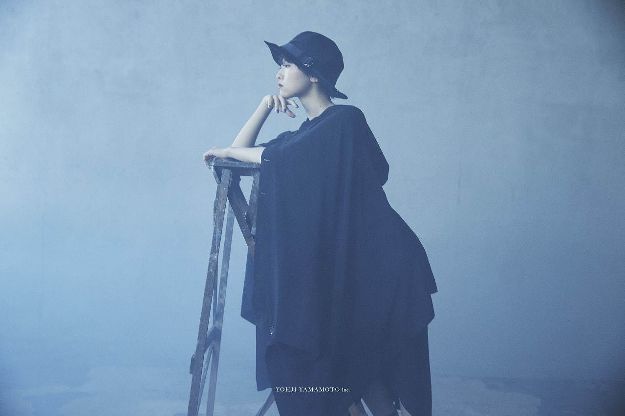 Big Poncho 37,000円＋税
Big Hood Short Sleeves Dress	42,000円＋税、Hat 22,000円＋税
Photographed by Masatoshi Yamashiro