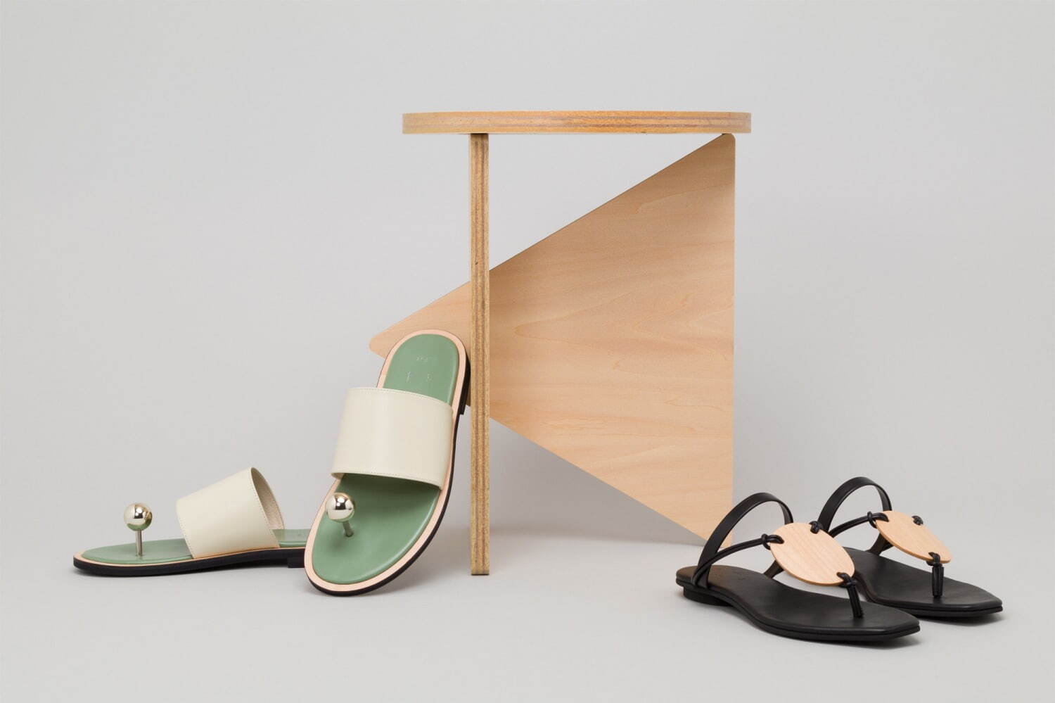 左)「metal sandal」 37,400円(税込) 右)「plywood oval sandals」 40,700円(税込)