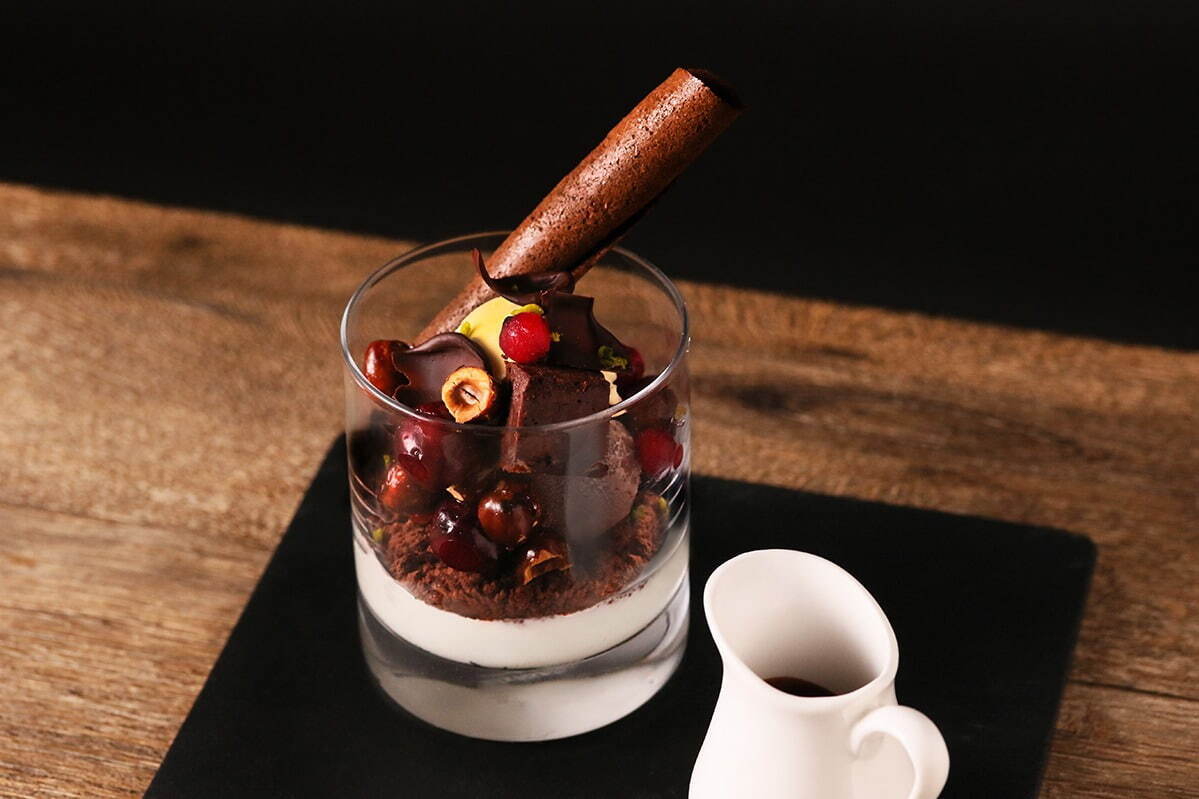 ベルギーチョコアイスとグリオットチェリーのショコラパフェ -エスプレッソ香るアフォガード- 1,430円(税込)