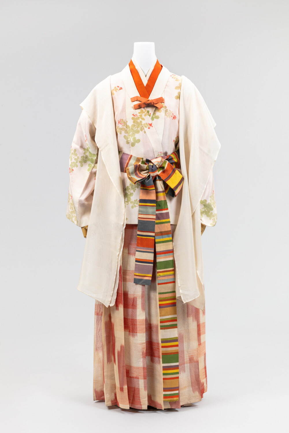 「再現 女性の服装1500年 －京都の染織技術の粋－」文化学園服飾博物館で、古墳～明治時代の時代衣裳｜写真1