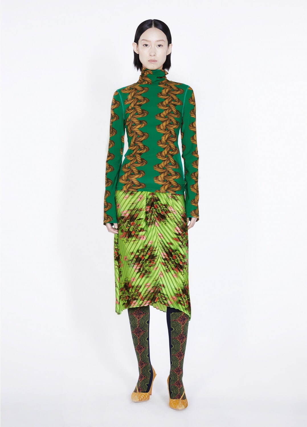 トップス(Knotted-pattern High-neck Stretch-nylon Top) 15,400円
スカート(Light and Shadow Flower Technical-pleated Skirt) 19,800円