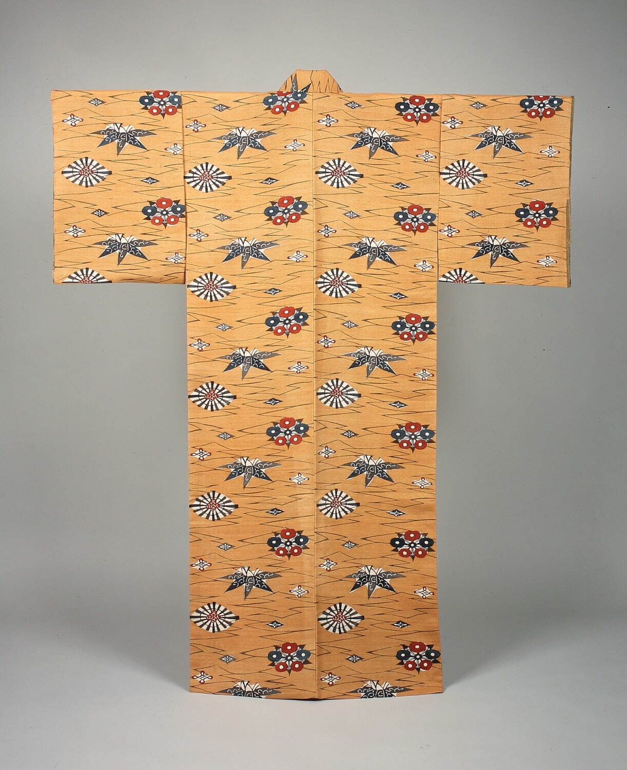 芹沢銈介《黄地松竹梅文着物》1933年 日本民藝館蔵