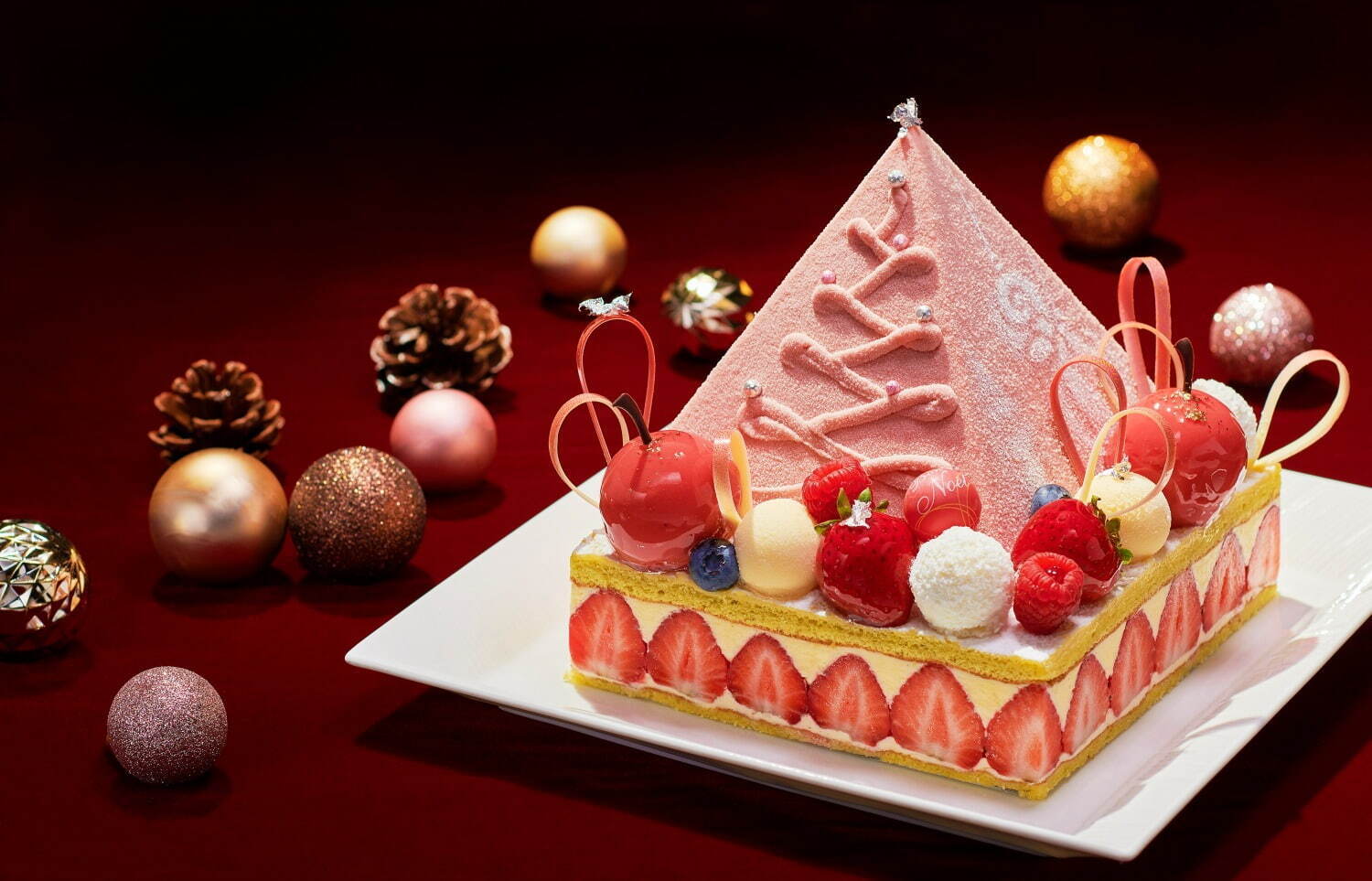 帝国ホテル 大阪 - “8層のクリスマスツリー”を飾ったクリスマスケーキ