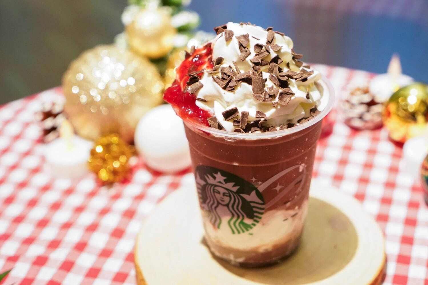 スターバックス 2021クリスマス限定“苺×チョコレート”フラペチーノ、ごろっと果肉×とろ～りソース｜写真4