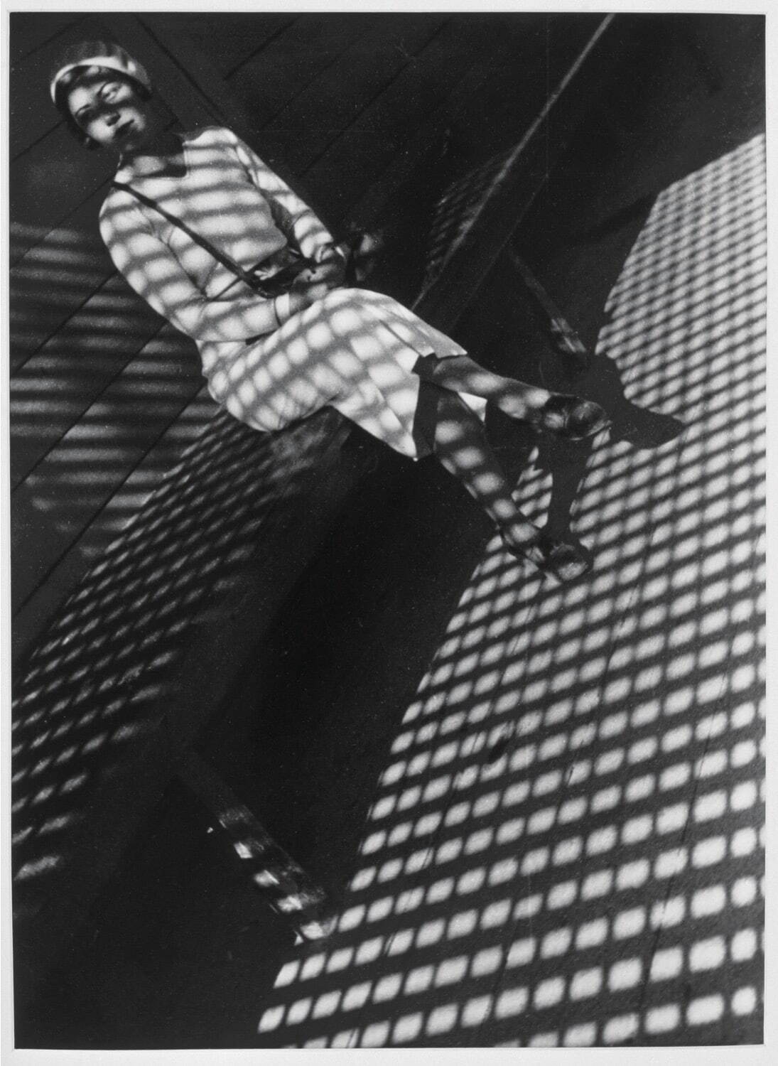 アレクサンドル・ロトチェンコ《ライカを持つ少女》1934年(プリント：1934年以降) 白黒写真 40.0 × 29.0 cm
Museum Ludwig, Köln / Cologne, ML/F 1978/1072. (Photo: © Rheinisches Bildarchiv Köln, rba_c009362)