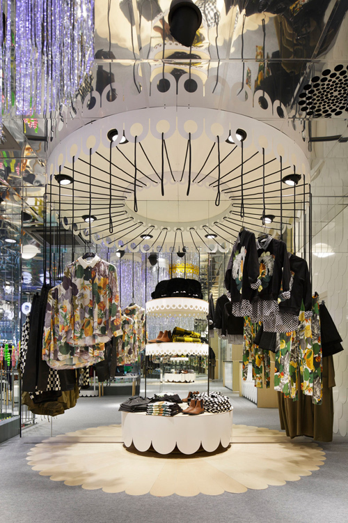 H&M傘下MONKIが、国内3店舗目のショップを幕張にオープン｜写真2