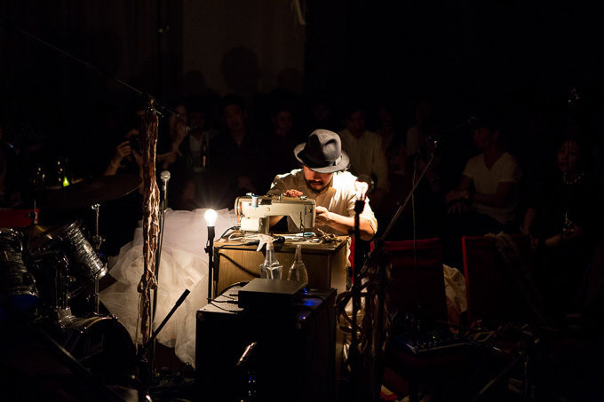 スズキタカユキ(suzuki takayuki) 音と布、光と料理のサーカス｜写真3