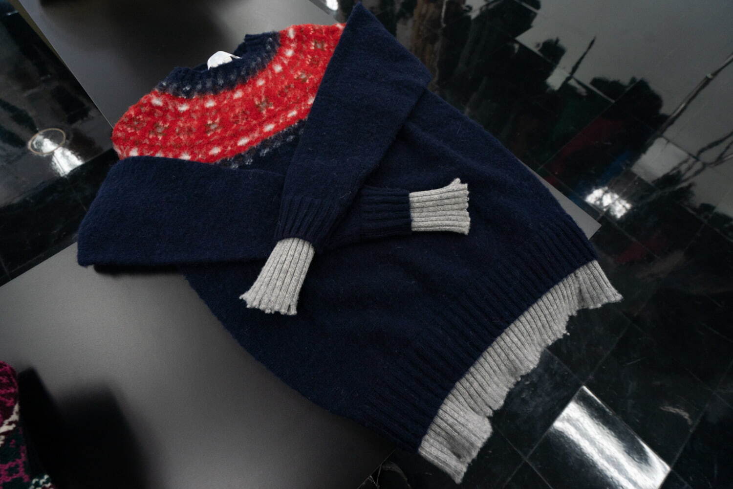 タオ×インバーアラン、“レイヤード風”デザインのフェアアイル柄セーター｜写真1