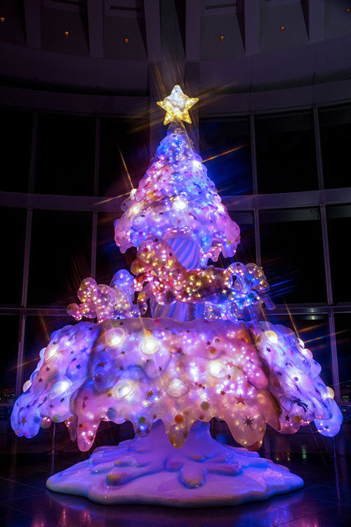 光るメリーゴーランドのクリスマスツリー！増田セバスチャン作の大型ツリーが六本木ヒルズ展望台に｜写真3