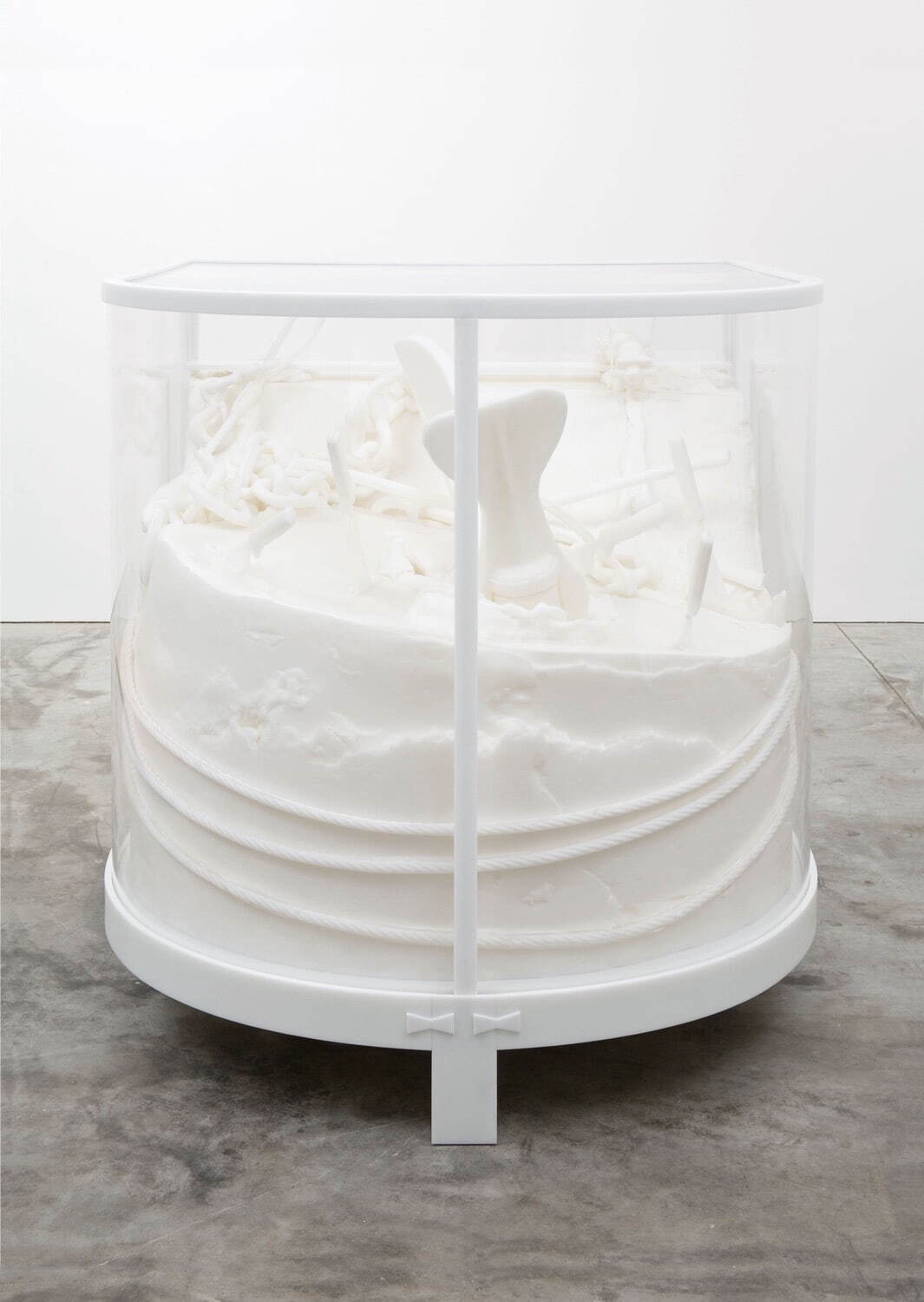 マシュー・バーニー《日新丸のキャビネット》2006年
ポリカプロラクトンと熱可逆性と自己潤滑性プラスティックの鋳造、アクリル製ヴィトリーヌ
138.4×137.5×168.9cm
©︎ Matthew Barney