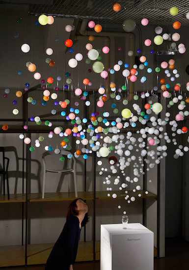 エマニュエル・ムホー×コカ・コーラのインスタレーション - 広がっていく色とりどりのバブル｜写真2