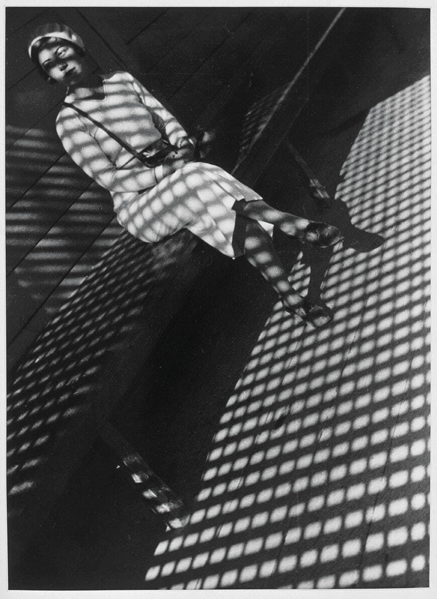アレクサンドル・ロトチェンコ《ライカを持つ少女》1934年(プリント：1934年以降)
ゼラチン・ シルバー・プリント 40.0×29.0cm
Museum Ludwig, Köln / Cologne, ML/F 1978/1072. (Photo: © Rheinisches Bildarchiv Köln, rba_c009362)