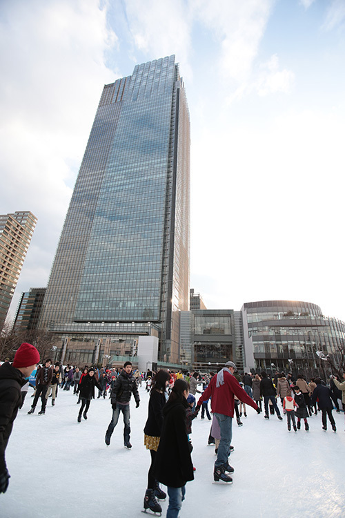 六本木・東京ミッドタウンに都内最大級の屋外スケートリンクが出現！｜写真2