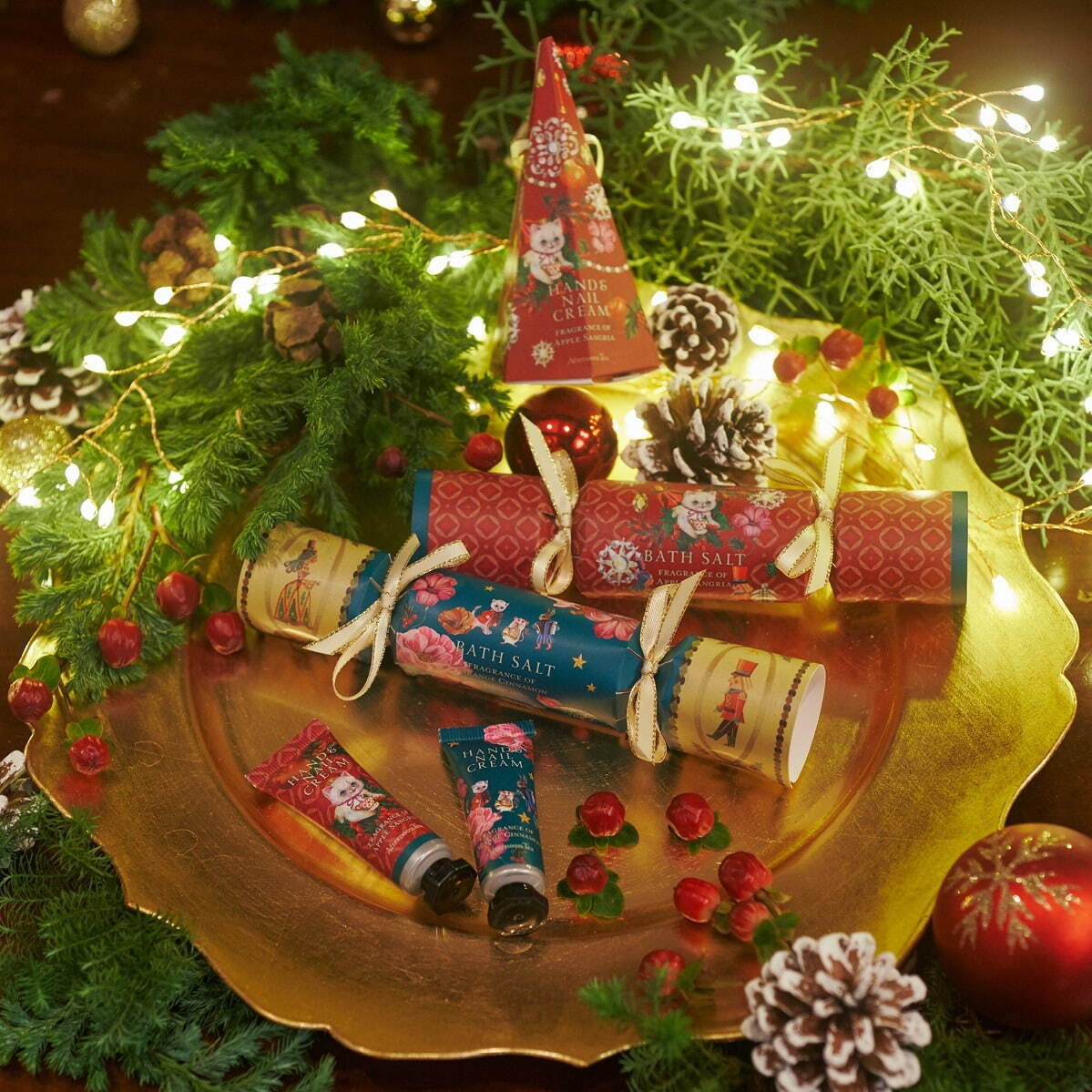 クリスマスクラッカー型バスソルト(オレンジシナモン/アップルサングリア) 各660円