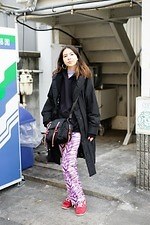 アナ・ライコヴィチさん - ヒロコ コシノ(HIROKO KOSHINO)、ユニクロ(UNIQLO)｜渋谷ストリートスナップ2
