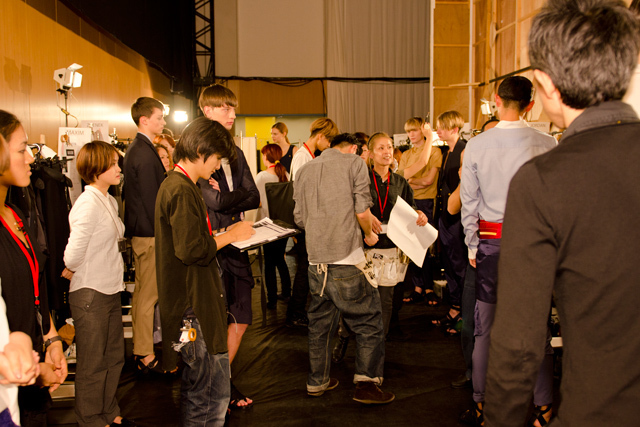 アトウ 2012年春夏<span>コレクション</span> <span>バックステージ</span> - バックステージ画像12
