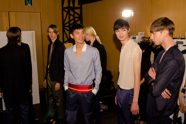 アトウ 2012年春夏<span>コレクション</span> <span>バックステージ</span> - バックステージ画像20