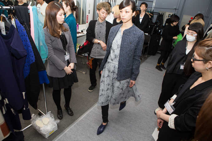 まとふ 2013-14年秋冬<span>コレクション</span> <span>バックステージ</span> - バックステージ画像12