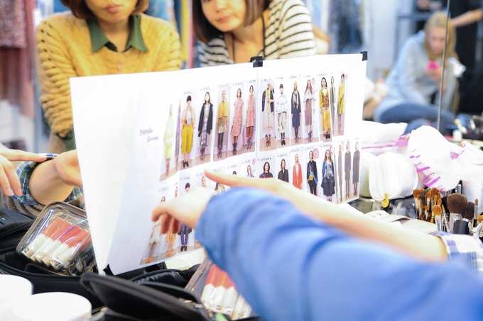 まとふ 2014-15年秋冬<span>コレクション</span> <span>バックステージ</span> - バックステージ画像20