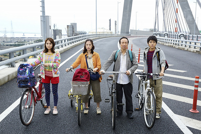映画『サバイバルファミリー』矢口史靖監督最新作、電気がなくなった世界で家族が大奮闘 | 写真