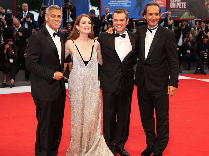 左から) ジョージ・クルーニー監督、ジュリアン・ムーア、マット・デイモン、アレクサンドル・デスプラ(作曲家)
