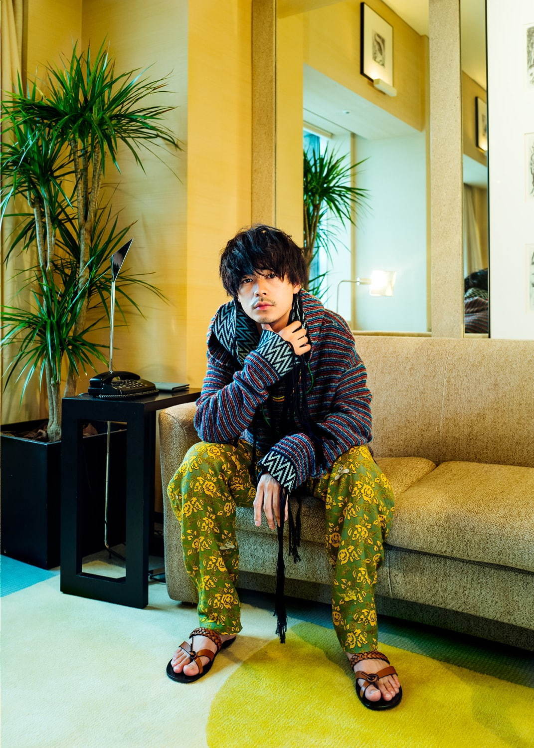 ニット 197,000円＋税、パンツ 84,000円＋税、サンダル 76,000円＋税
以上全てロエベ