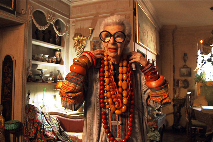 ドキュメンタリー映画『アイリス・アプフェル！94歳のニューヨーカー』最高齢のファッションアイコン | 写真